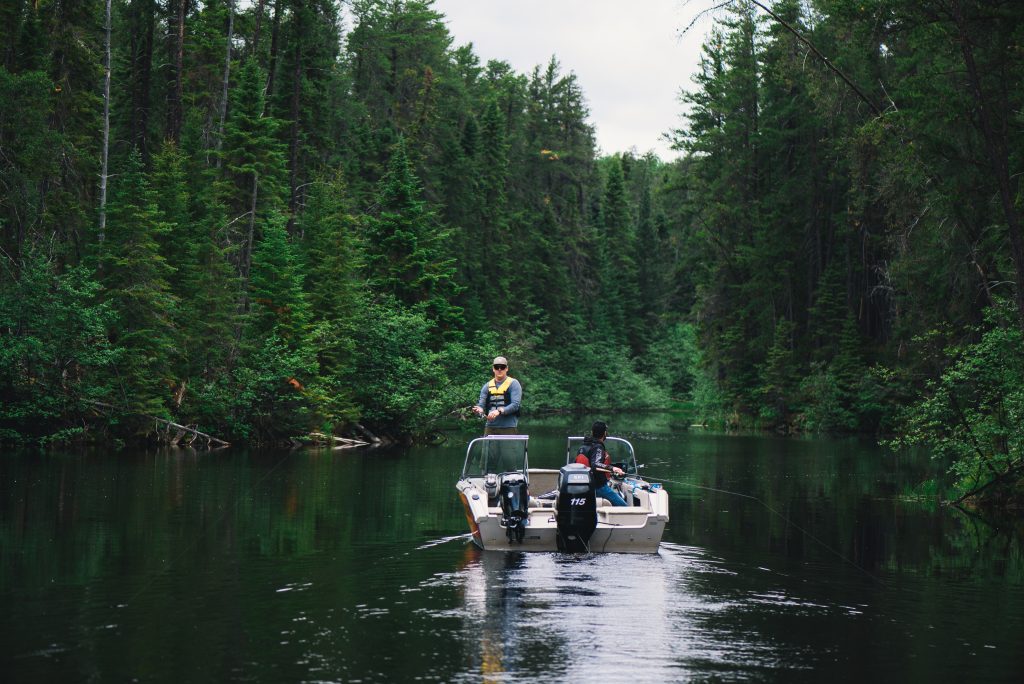 Homme en bâteau dans la zec du lac Kipawa.